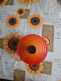 Le creuset rotonda in ghisa color arancione