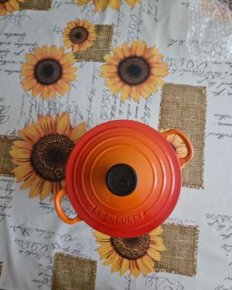 Le creuset rotonda in ghisa color arancione