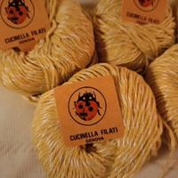 Filato di cotone giallo e bianco