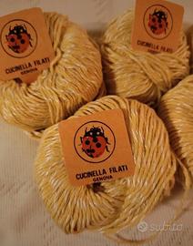 Filato di cotone giallo e bianco