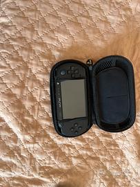 PSP con custodia, caricatore e gioco – perfetta!