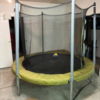 Trampolino elastico con rete di protezione
