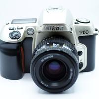 Nikon F60 con ottica zoom originale