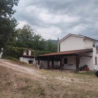 Casa di campagna e terreno