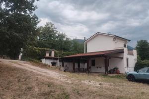 Casa di campagna e terreno