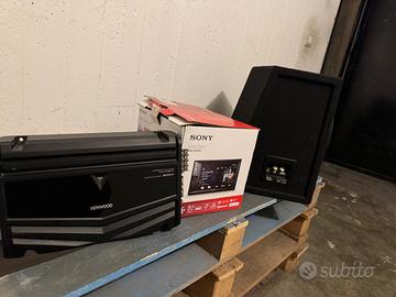 Amplificatore, subwoofer e autoradio multimedia