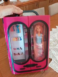 Armadio con bambola Barbie