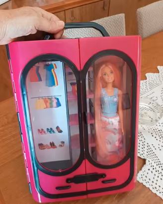 Armadio con bambola Barbie