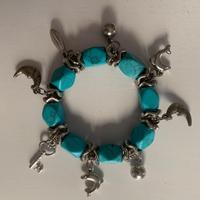Bracciale con charms e pietre turchesi