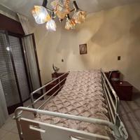 Sedia a rotelle, letto e materasso