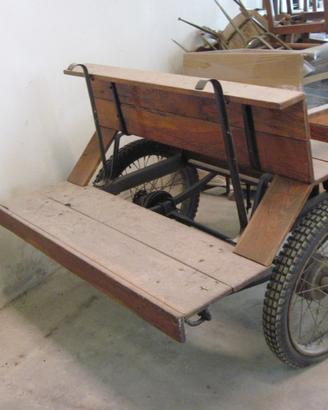 Vecchio calesse in legno e metallo