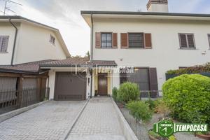 Villa immersa nel verde con veranda, mansarda e am