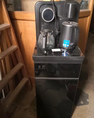 Distributore per acqua the e caffè 