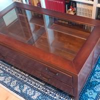 tavolino con vetrinetta