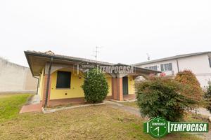 VILLA SINGOLA SU UN UNICO PIANO, LIBERA DA SUBITO.