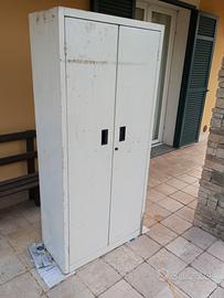 ARMADIO METALLICO CON RIPIANI 