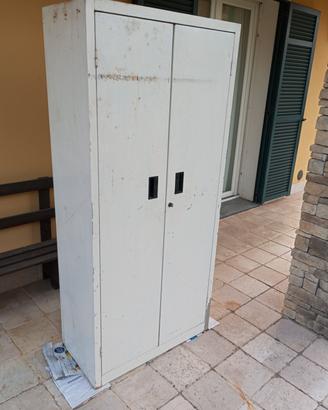 ARMADIO METALLICO CON RIPIANI 