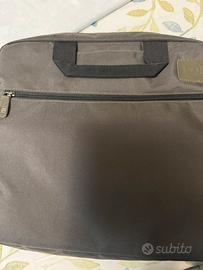 Fila cartella porta documenti e computer nuova