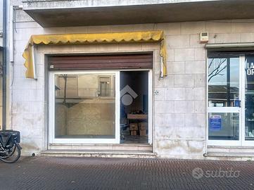 NEGOZIO A VIAREGGIO