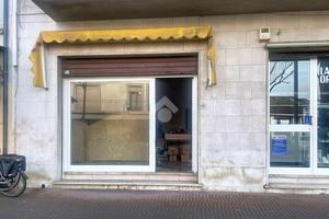NEGOZIO A VIAREGGIO