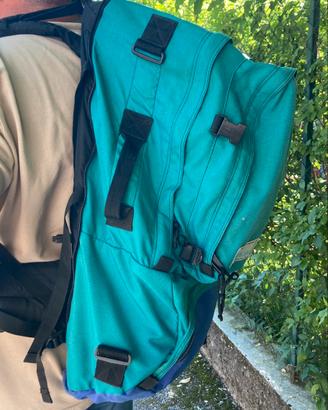 Zaino da montagna escursione con stecche rigide