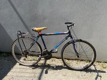 Mountain bike, viola e blu e nero, ruote da 26''