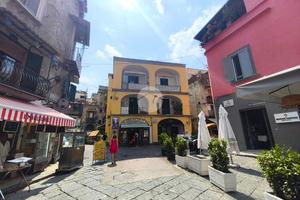 NEGOZIO A NAPOLI