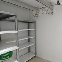 Cella refrigerata , scaffali , tende da sole