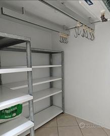 Cella refrigerata , scaffali , tende da sole