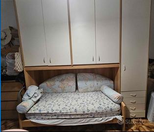 Cameretta spaziosa e scrivania