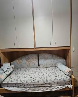 Cameretta spaziosa e scrivania
