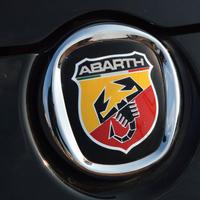 adesivo Abarth cofano macchina Fiat in resina