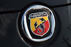 adesivo Abarth cofano macchina Fiat in resina