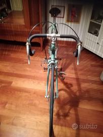 Varie tipologie di bici vintage e moderne