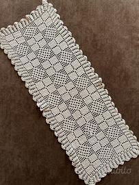 Centrino ad uncinetto rettangolare