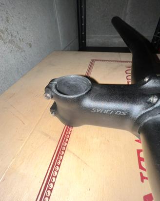 Accessorio bici manubrio syncros e attacco manubri