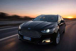 Ford Mondeo station wagon nera