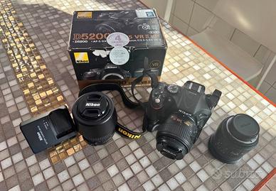 Nikon D5200 con tre obiettivi e Battery Grip 
