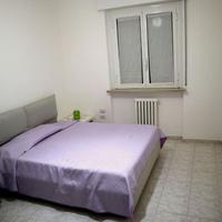 Ampia stanza matrimoniale arredata e moderna