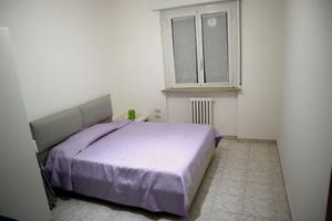 Ampia stanza matrimoniale arredata e moderna