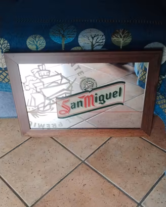 insegna a specchio di birra San Miguel 