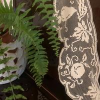 Bordura a filet a modano per tovaglia da tavola