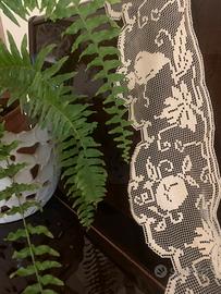 Bordura a filet a modano per tovaglia da tavola