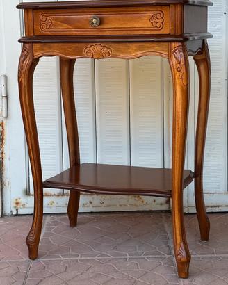 Tavolino vintage in legno con cassetto.