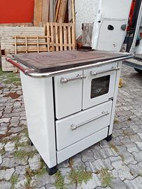 Stufa economica nordica da cucina con forno