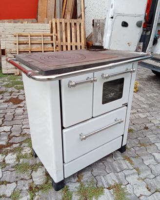 Stufa economica nordica da cucina con forno