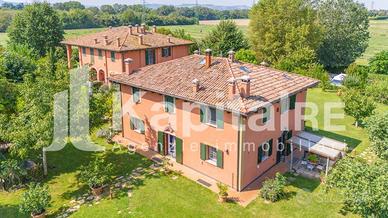 Villa di 310 m² con più di 5 locali e box auto a C