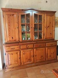 Credenza rustica in legno con alzata e vetrine