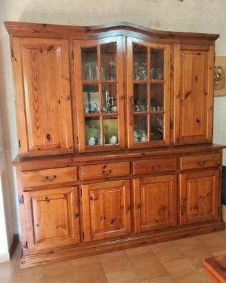 Credenza rustica in legno con alzata e vetrine