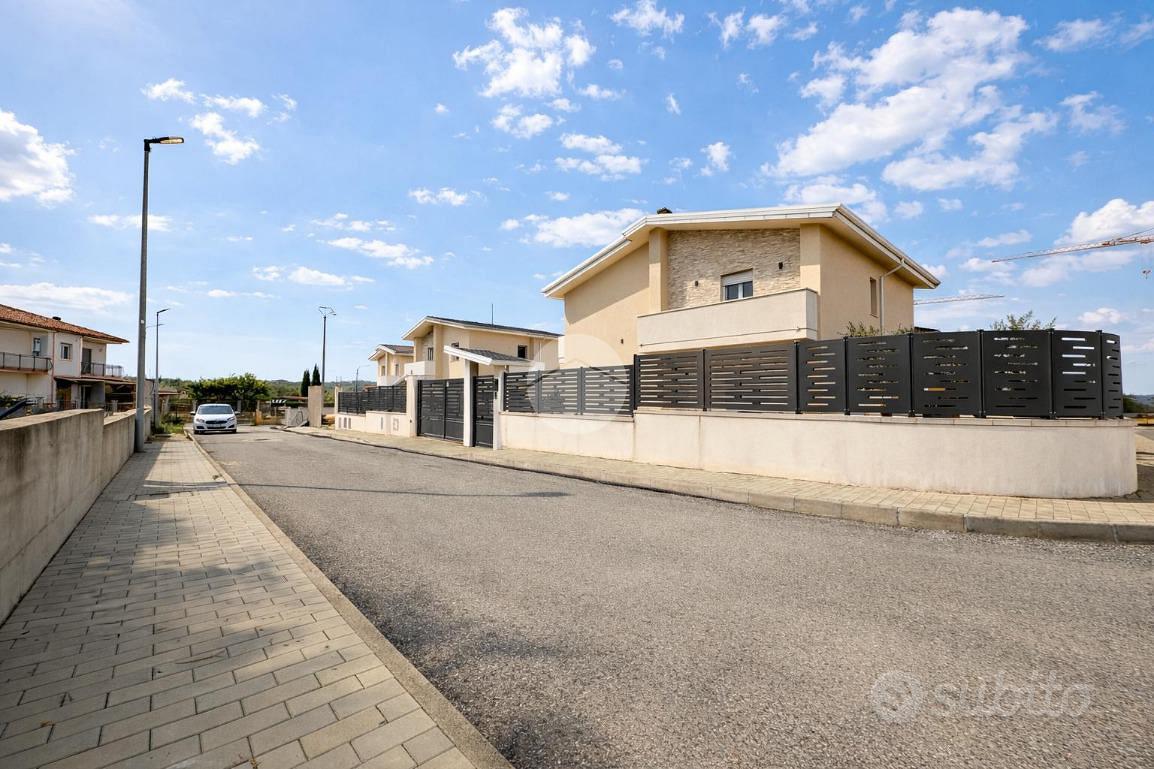 PORZIONE DI BIFAMILIARE A LUZZI - Vista 3